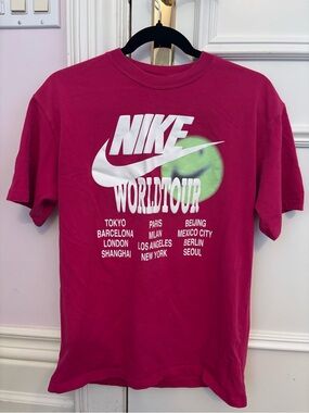 Nike Short-Sleeve World Tour Graphic Tee - Magenta with Green Accent